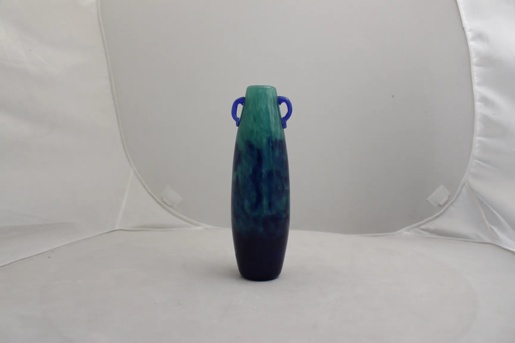 古董签名玻璃花瓶Degué，带有蓝色和绿色细节。