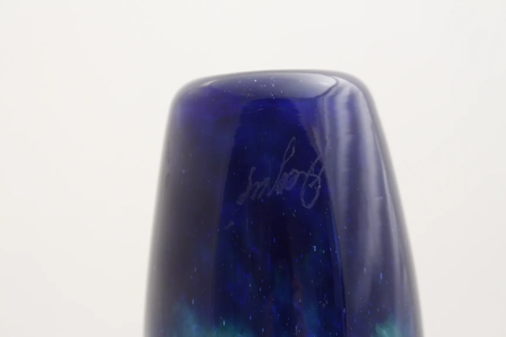 Antikes Glas mit sichtbarer Unterschrift, tiefblaue Farbe, kleiner Gegenstand