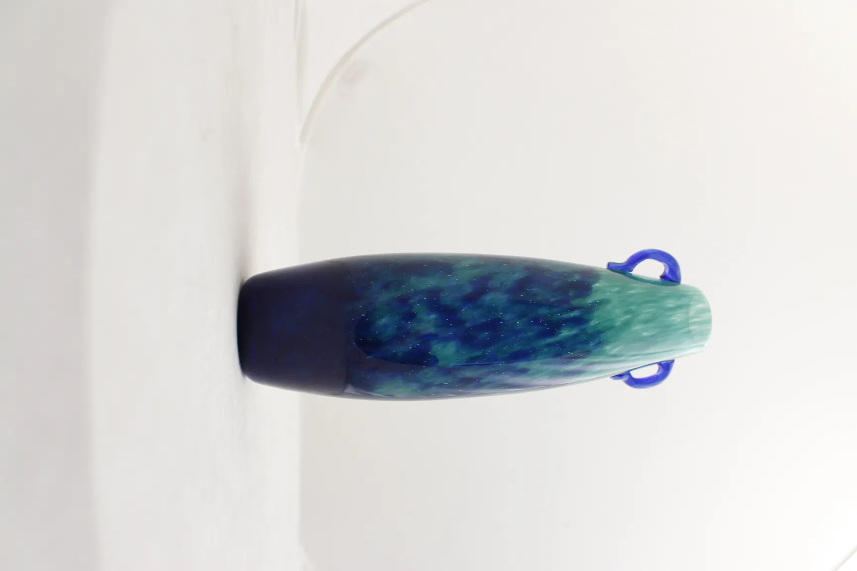 antikes signiertes Glas Degué, das blaue und grüne Farbtöne mit einzigartigen Details zeigt