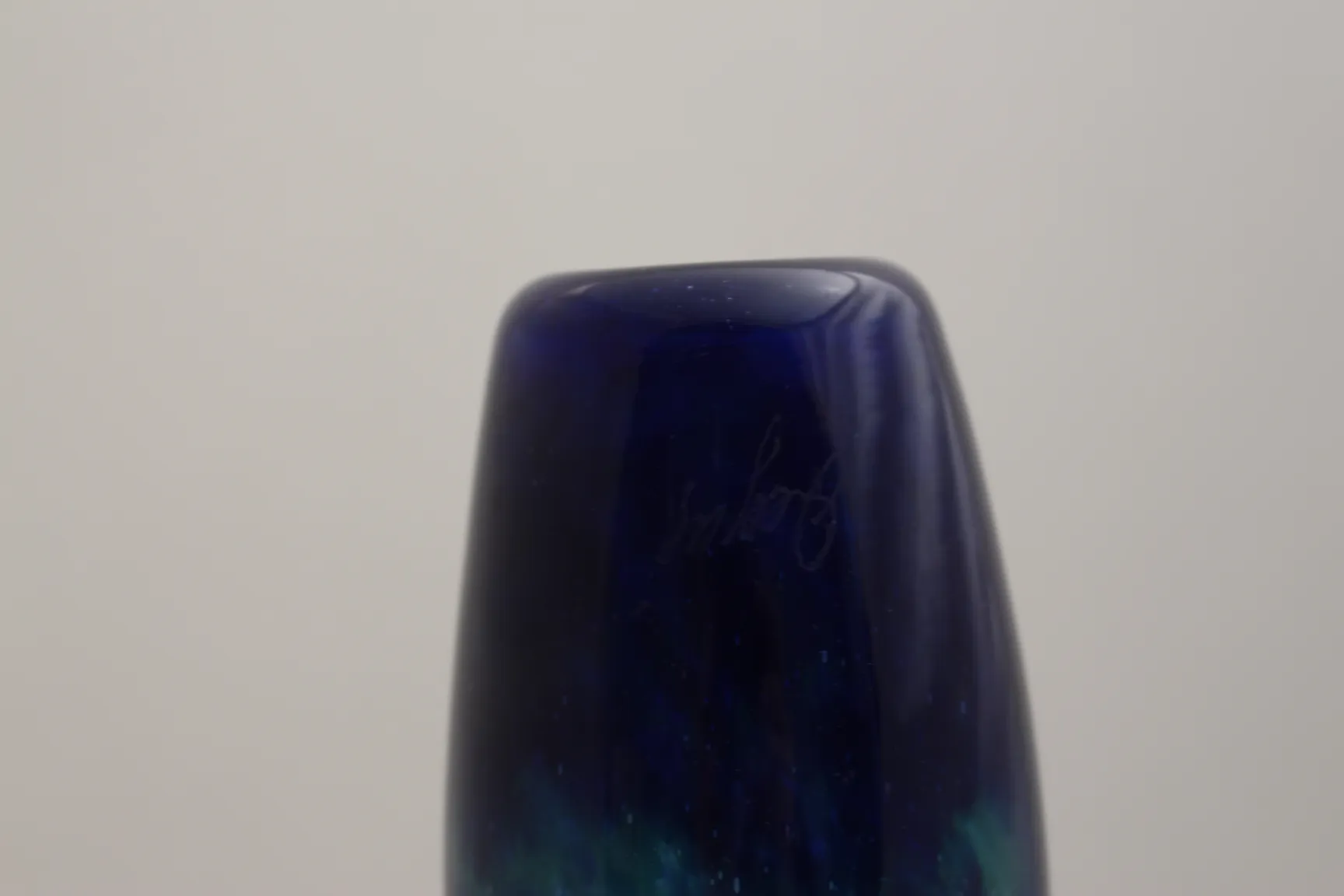 Verre ancien signé Degué, bleu foncé, avec signature visible.