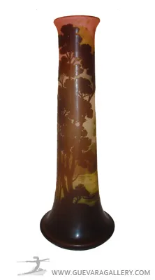 hoher Vase aus signiertem Glas Gallé mit Baumlandschaft