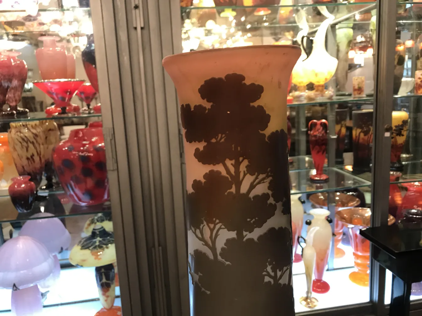 Vase antique signé de Gallé avec décoration d'arbres