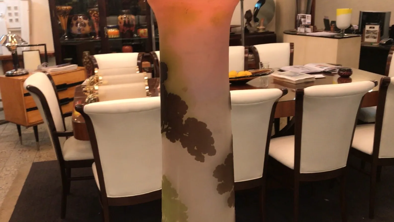 Vaso antico con motivi floreali, firma visibile.