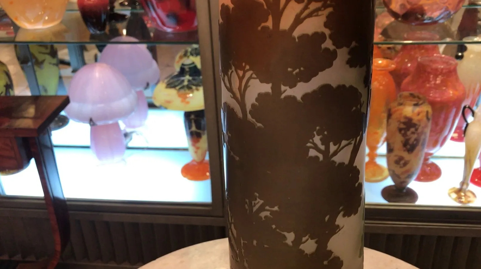 Vetro firmato Gallé antico con silhouette di alberi