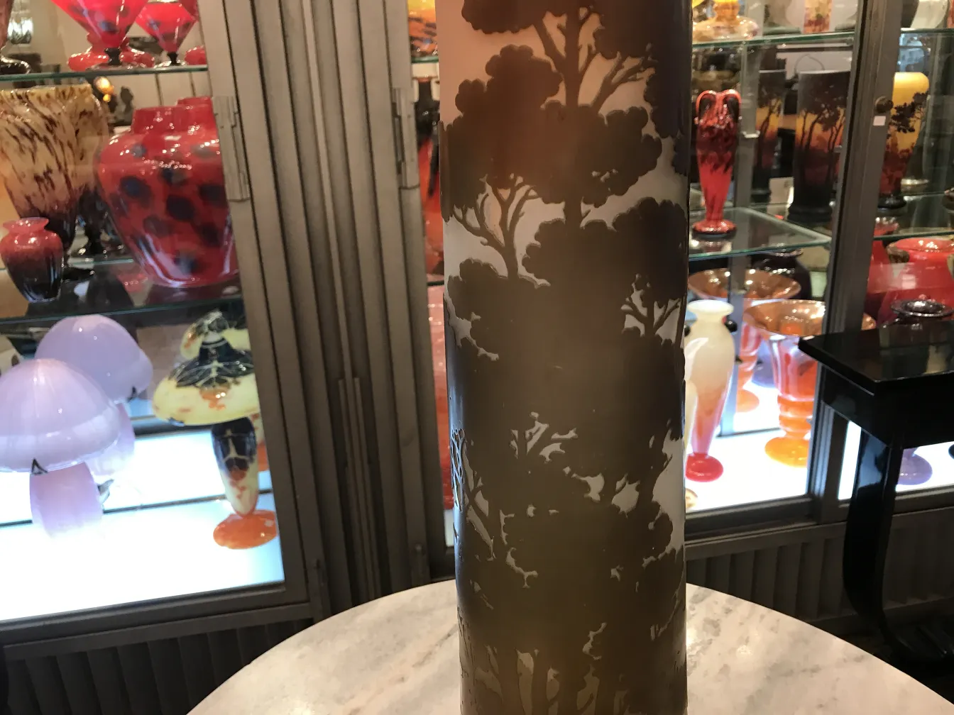 vetro firmato gallé con sfondo decorativo di alberi in un ambiente antico