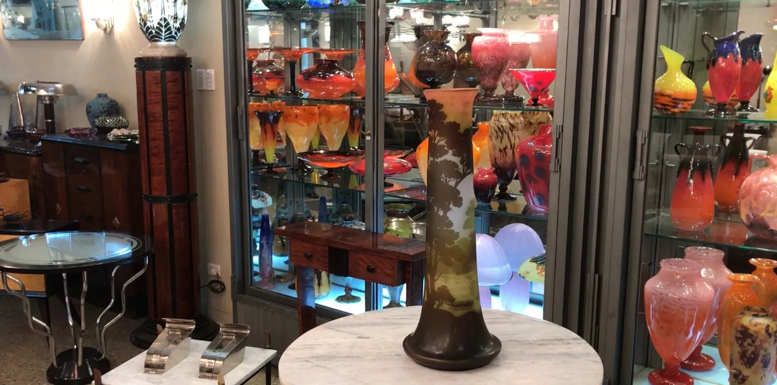 Vidrio firmado Gallé con decoración natural, ambiente de antigüedades.