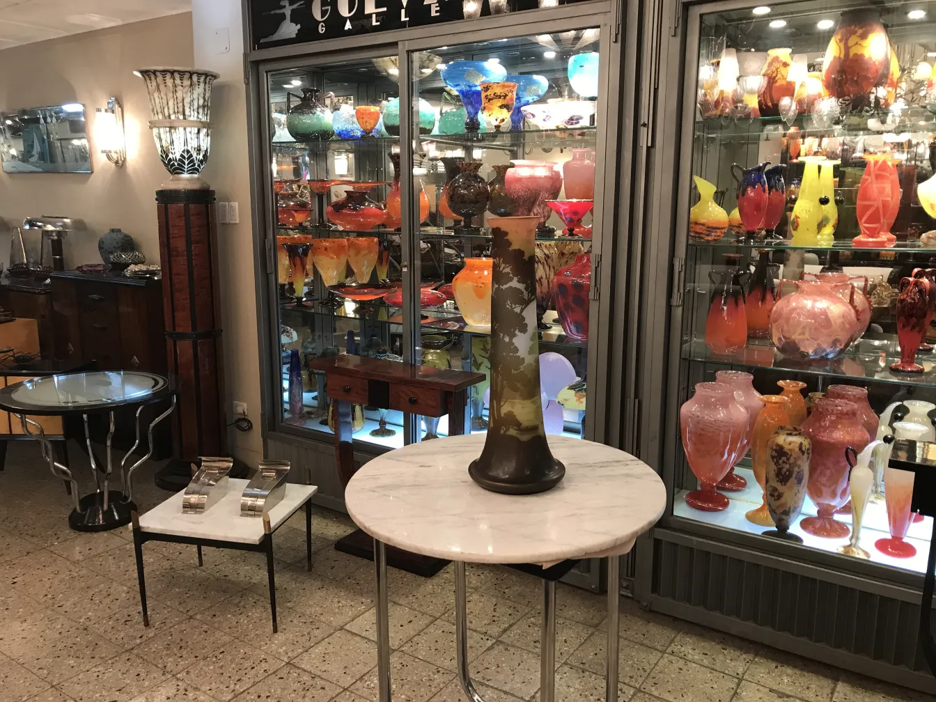 Vetro firmato Gallé in un ambiente di antiquariato
