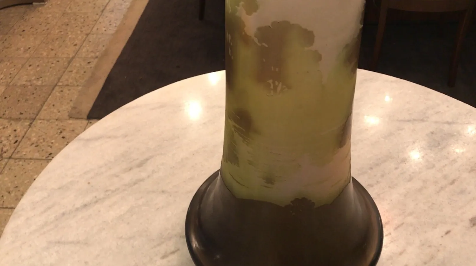 Antikes Glas mit Signatur von Gallé und dekorativen Elementen