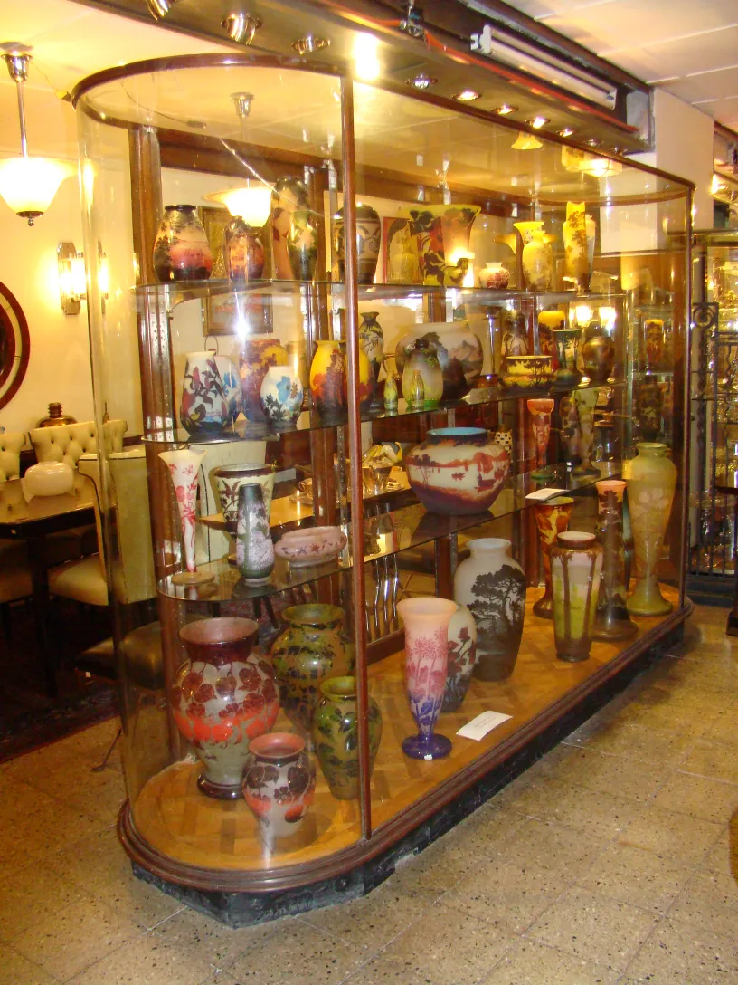 vitrina con vidrio firmado Gallé y otros objetos decorativos