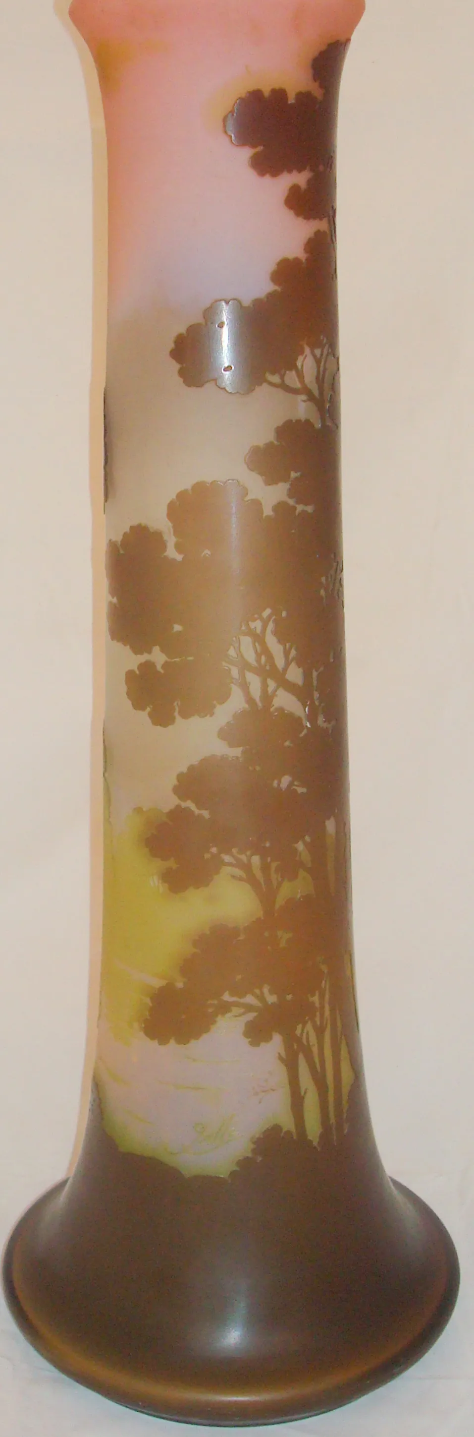 Signiertes Glas Gallé mit Baum-Motiven in sanften Farben.