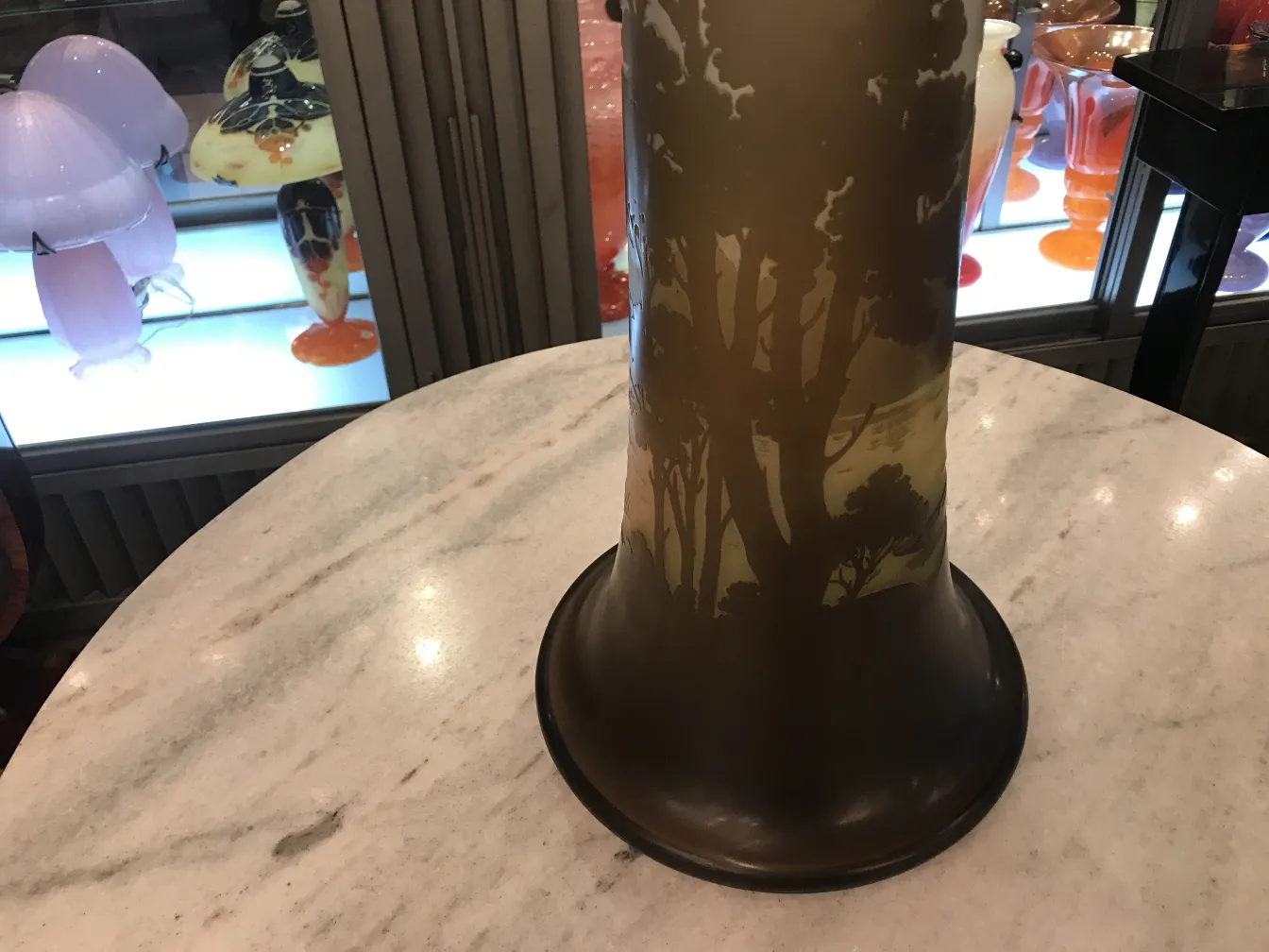 Vidro assinado Gallé com design paisagístico na base