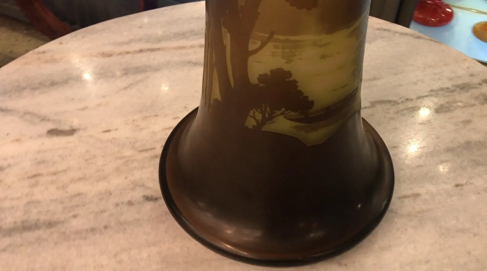 Verre ancien signé Gallé avec motif paysager