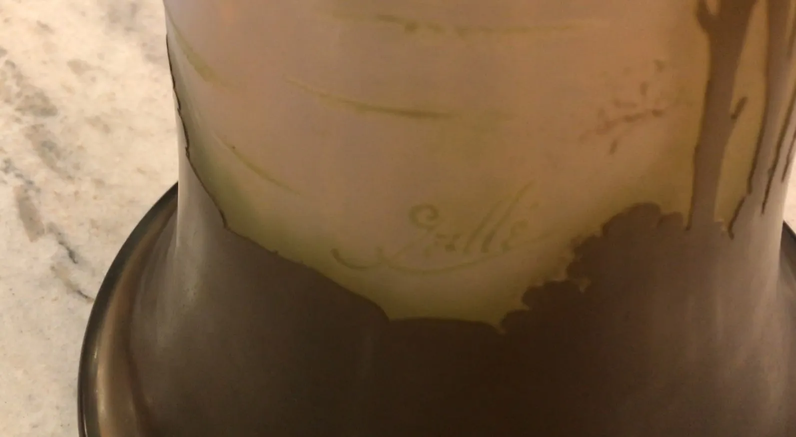 Verre ancien signé Gallé avec signature visible, design élégant.