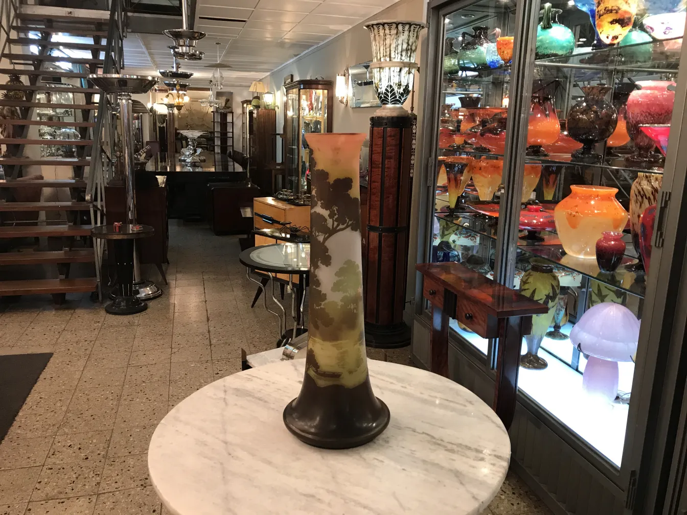 فاز زجاج موقّع gallé في بيئة أثرية.