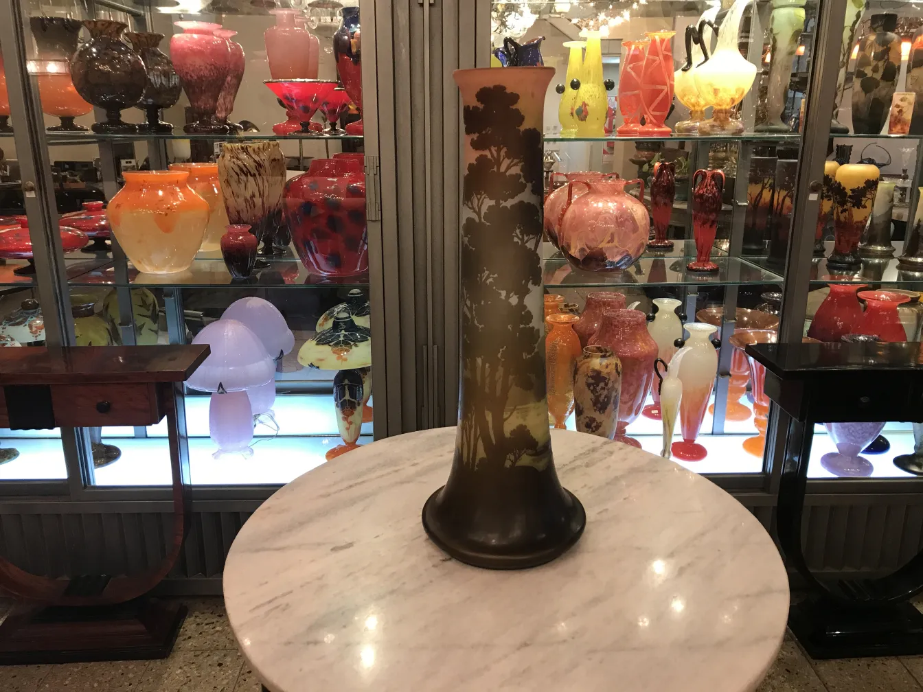 Vidrio firmado Gallé en un exhibidor con decoraciones antiguas.