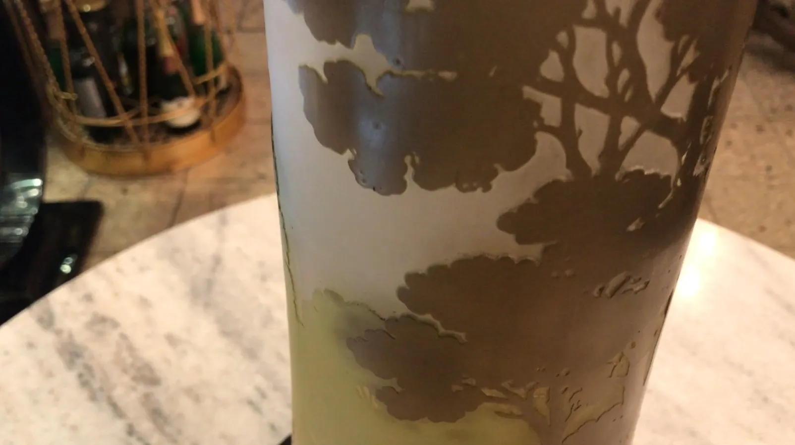 vidro assinado com design de flores e paisagens, antiguidade