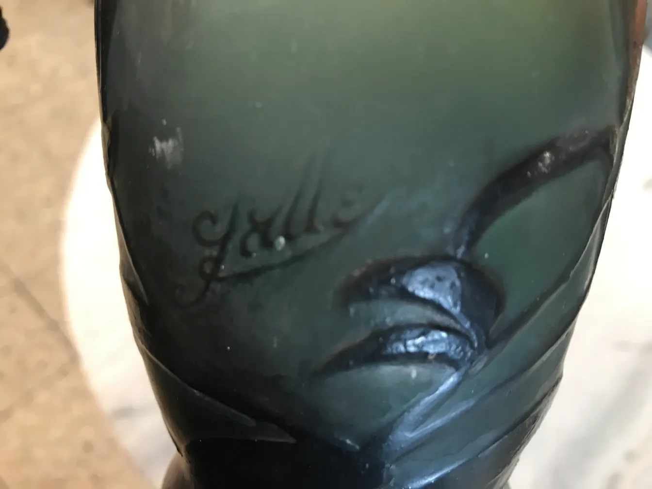 Vidro antigo assinado por Gallé, com um elegante design decorativo em verde.