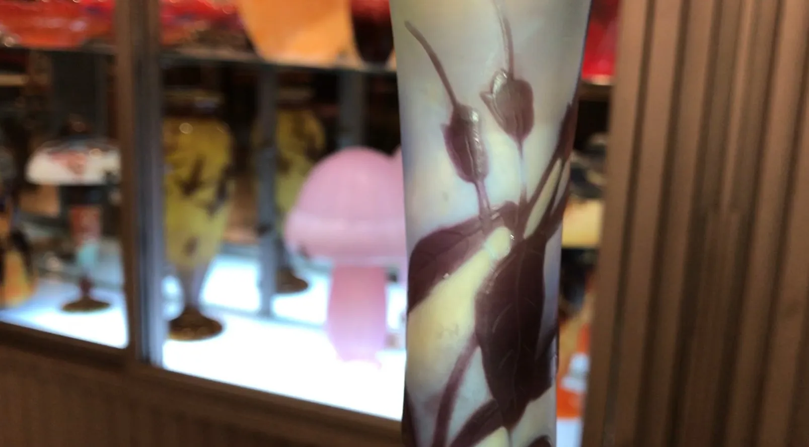 Vidro antigo assinado Gallé, adornado com flores em tons suaves