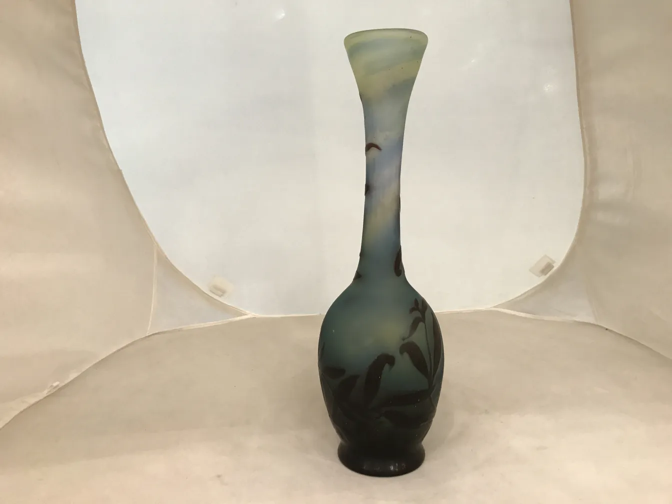 Verre ancien signé Gallé avec motif floral en bleu et vert