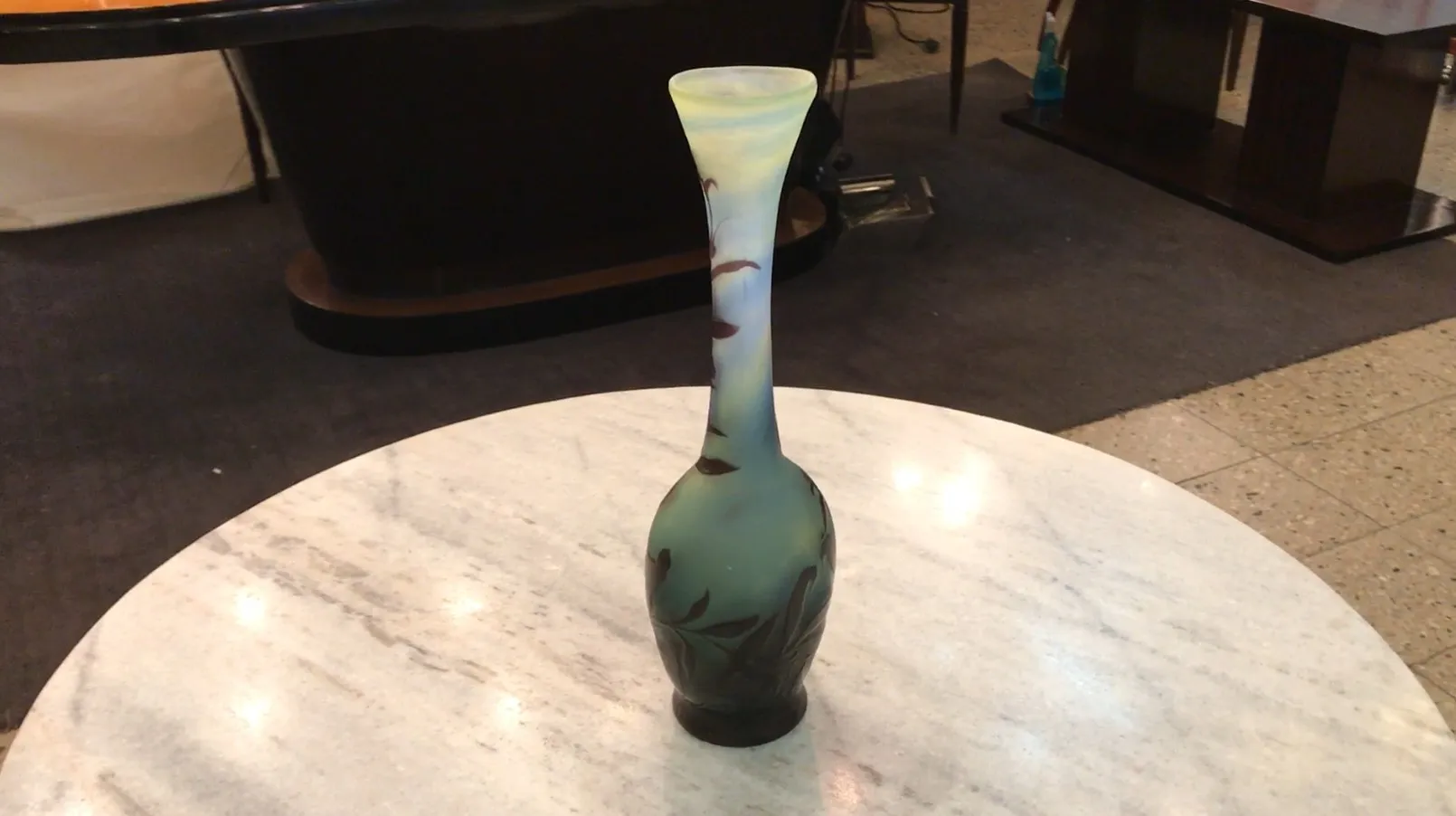 Подписанное стекло Gallé на элегантном фоне в винтажной обстановке.