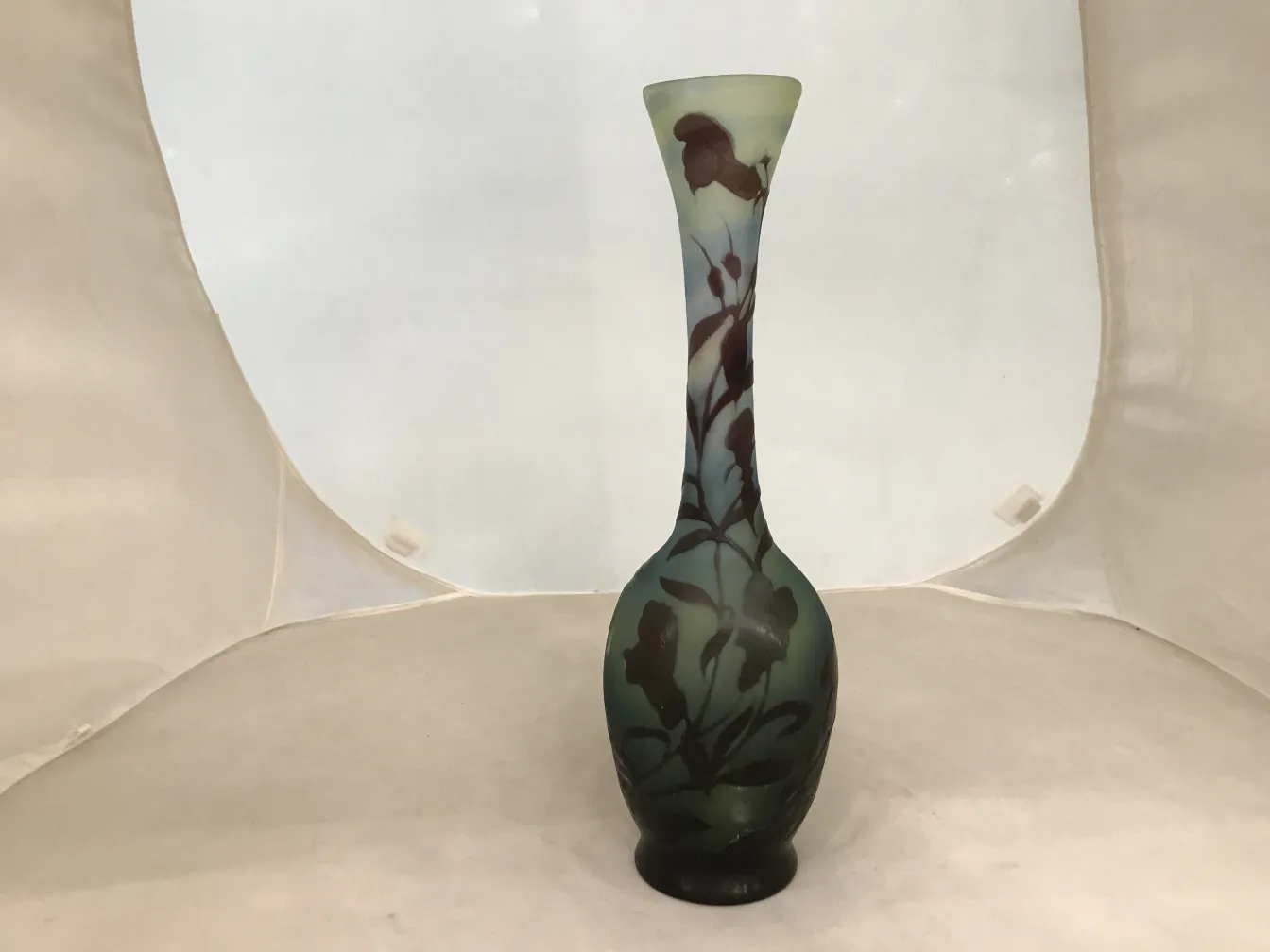 Base en verre signé Gallé avec des gravures decoratives de feuilles, antiquité. Fond neutre.