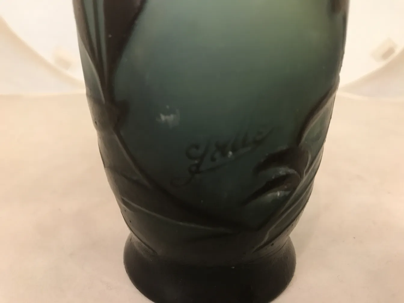 vidrio antiguo con firma gallé en un tono verde, decorado