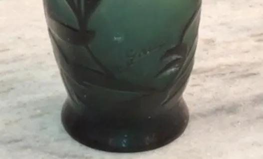 古老的签名玻璃galle，深绿色，优雅和独特。