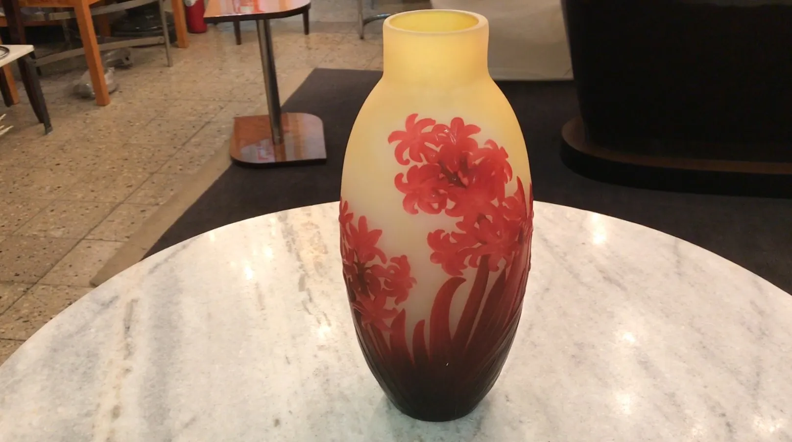 antico vaso in vetro firmato Gallé con fiori rossi