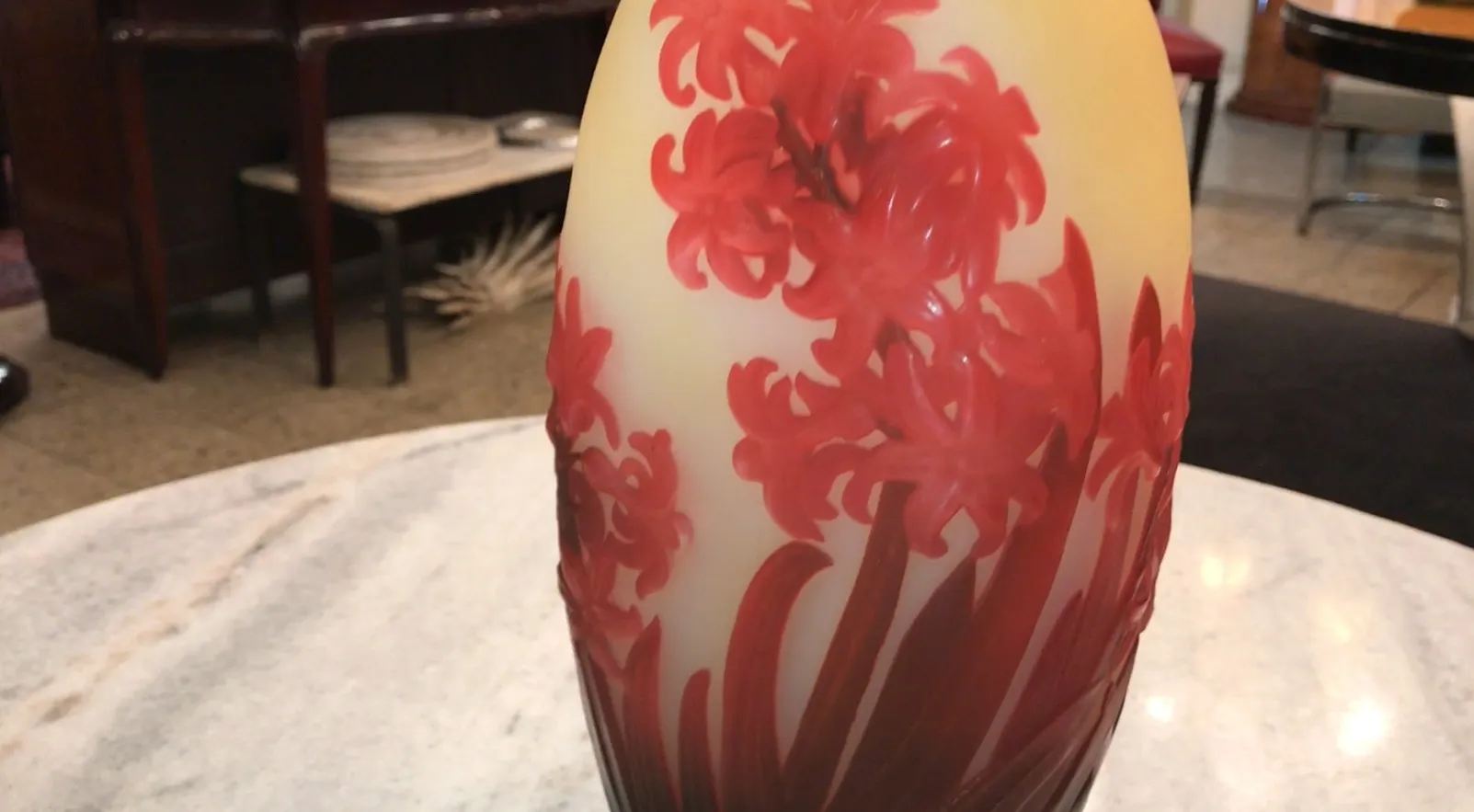 美しいサイン入りグラスGallé、赤い花模様