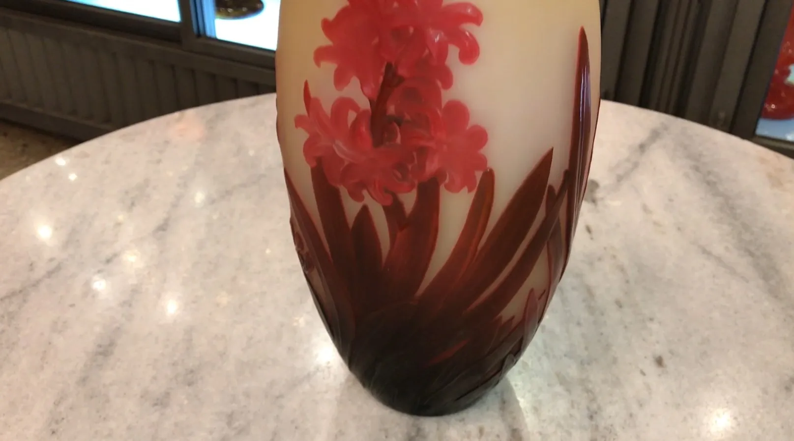 Vidro assinado Gallé com desenho floral em fundo claro