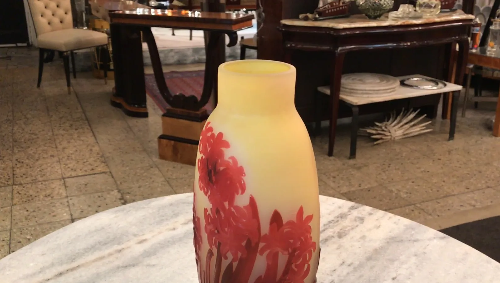 서명된 유리잔 gallé 빨간 꽃이 장식된 고대 환경에서.