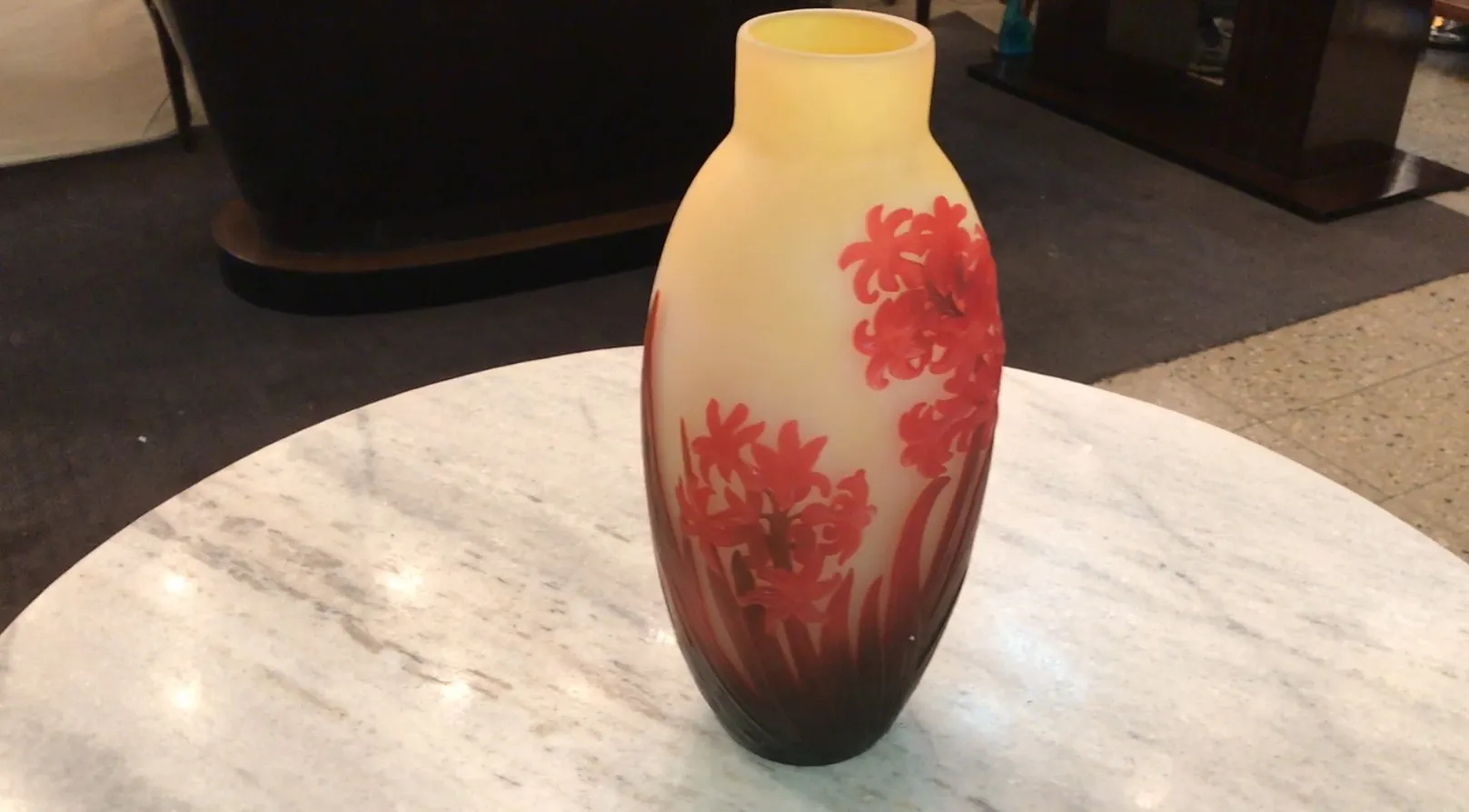 vase antigüe en verre signé gallé avec des fleurs rouges