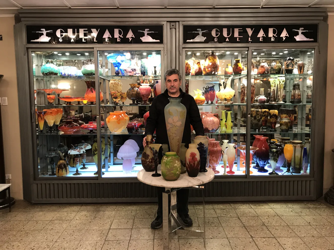 Gallé签名玻璃，色彩鲜艳，形状优雅，置于古董环境中。