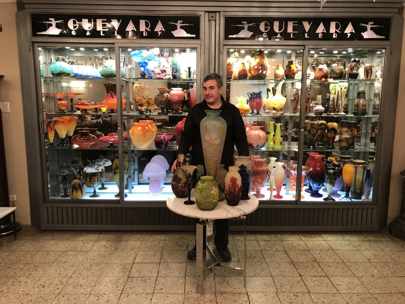 ギャラリーに展示されたサイン入りグラス（Gallé）、カラフルで多様。