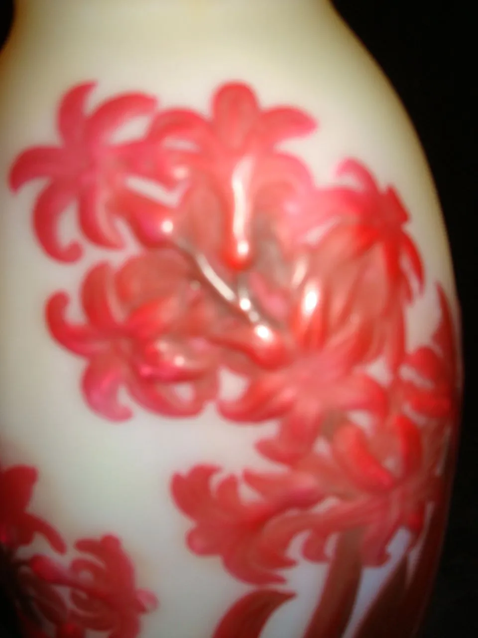 Vidrio firmado Gallé con un diseño floral bajo una luz suave