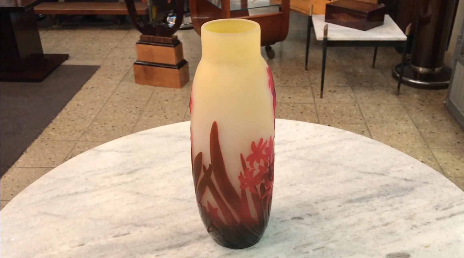 Signiertes Glas Gallé mit antiken floralen Motiven in einer dekorativen Umgebung