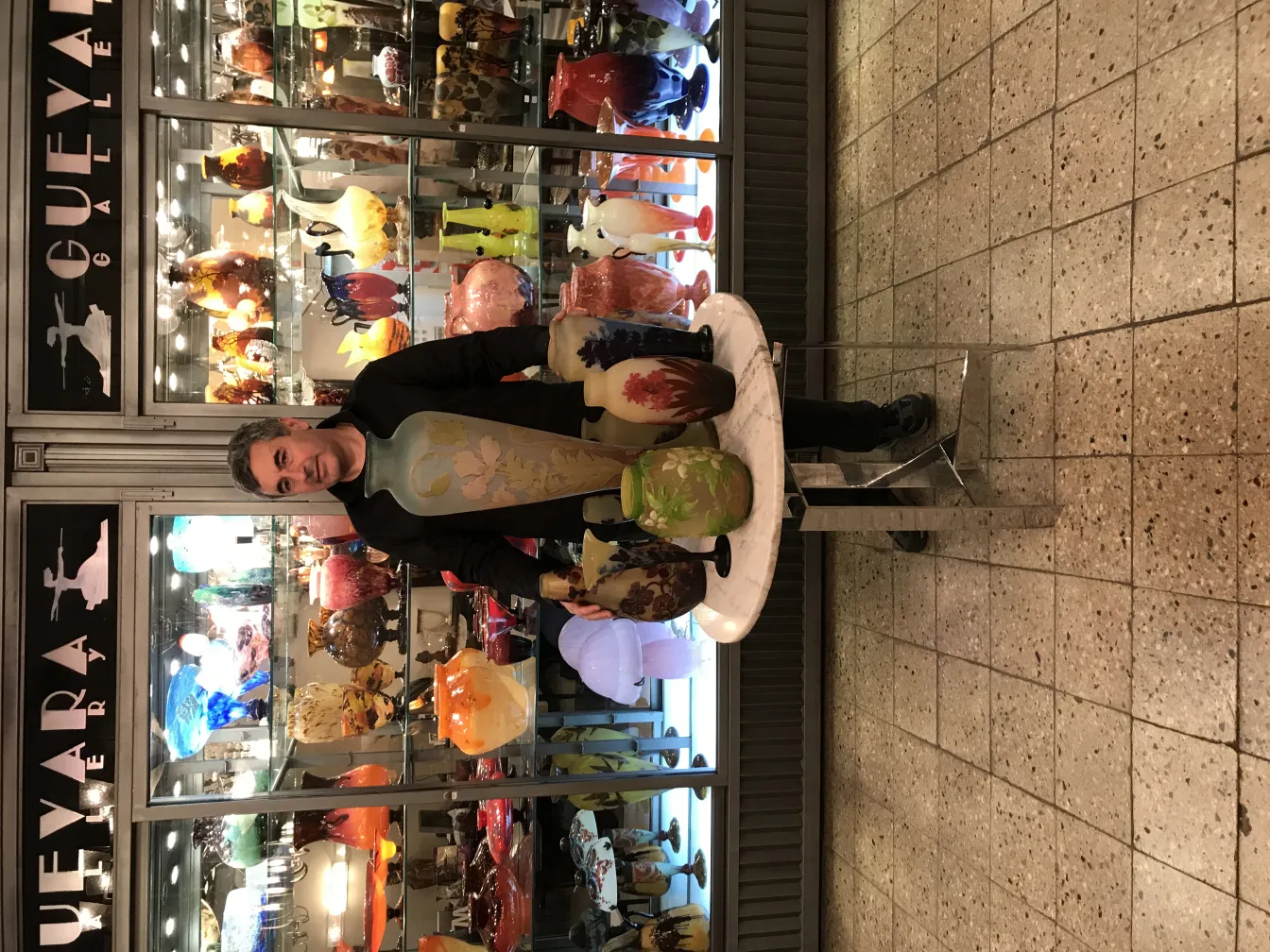 vaso antigo assinado Gallé com padrões coloridos e formas variadas, decoração excepcional