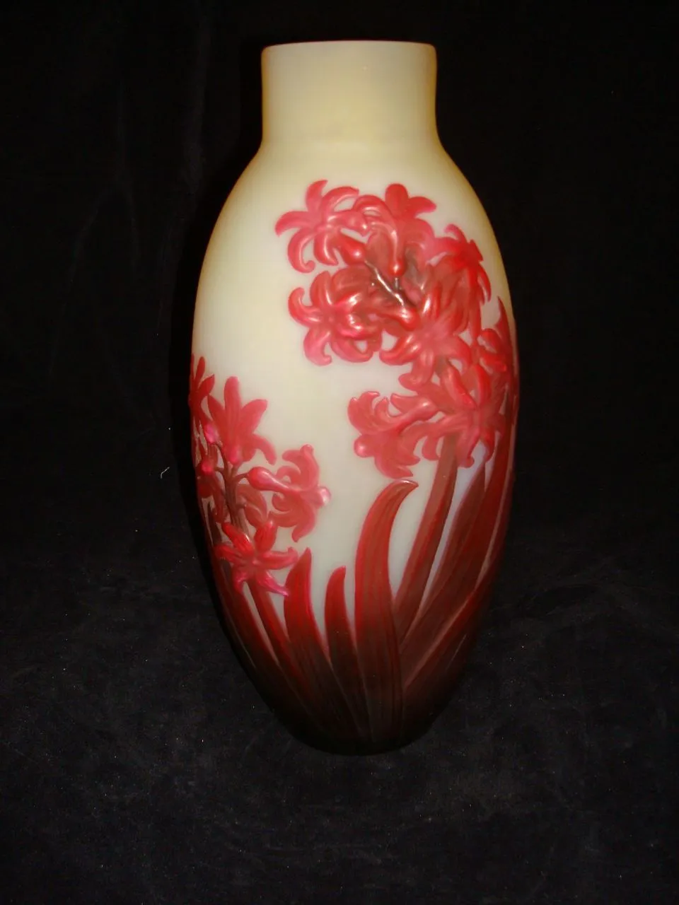 带有红色花卉图案的花瓶，古董gallé