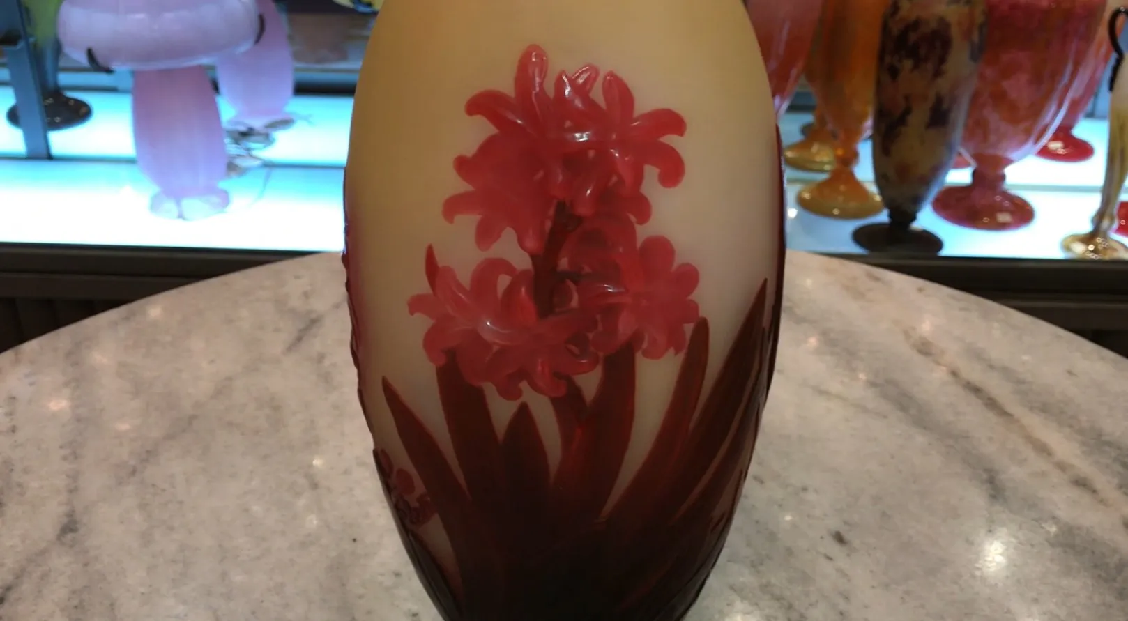 Antiquité verre signé Gallé avec motif de fleur rouge