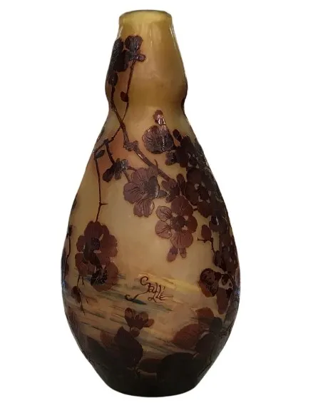 antike dekorative glasflasche mit floralen mustern und gallé-unterschrift.