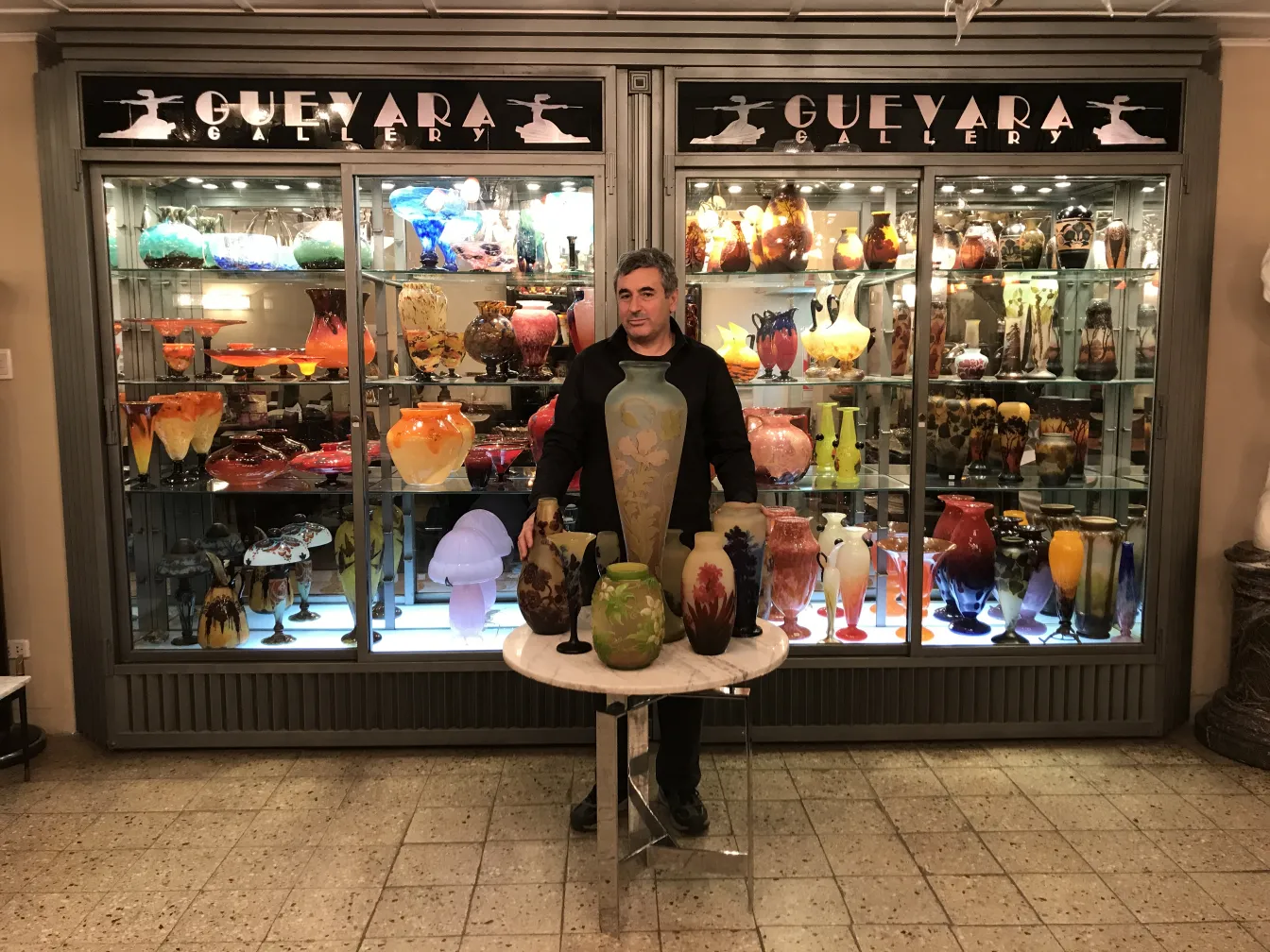 Antikes signiertes Glas Gallé mit bunten Dekorationen in einer Galerie.