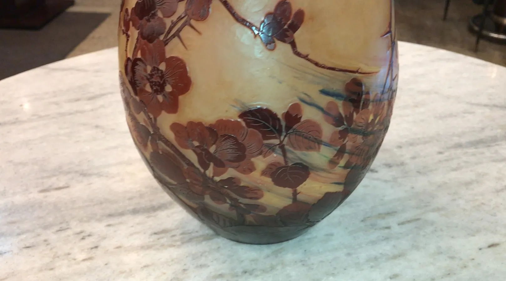 antikes signiertes glas mit blumenmuster gallé