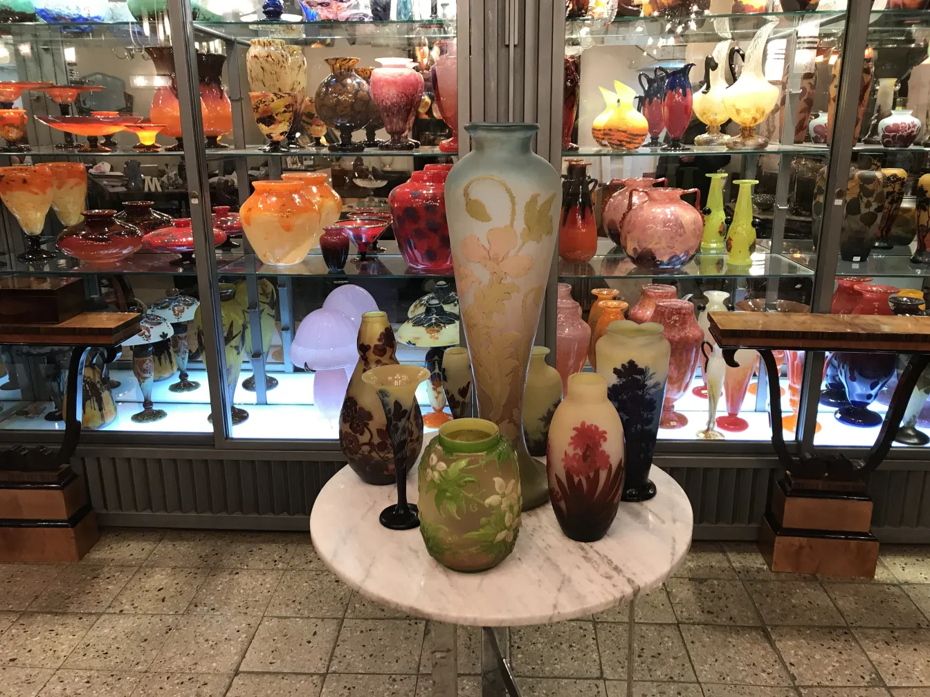 verre signé Gallé avec détails floraux et couleurs variées, antiquité en exposition