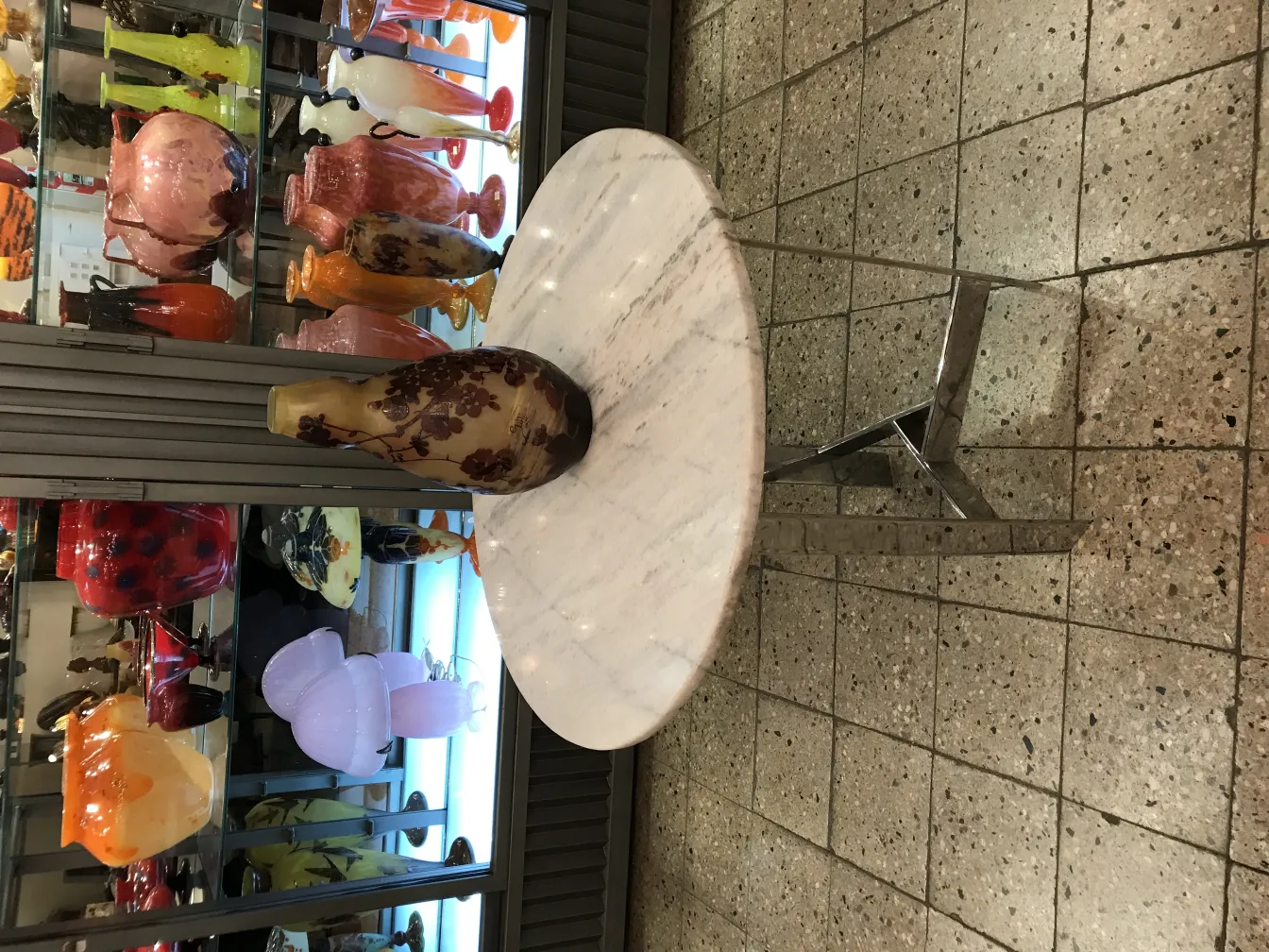 様々なアンティークの環境にあるGalléサイン入りの花瓶。