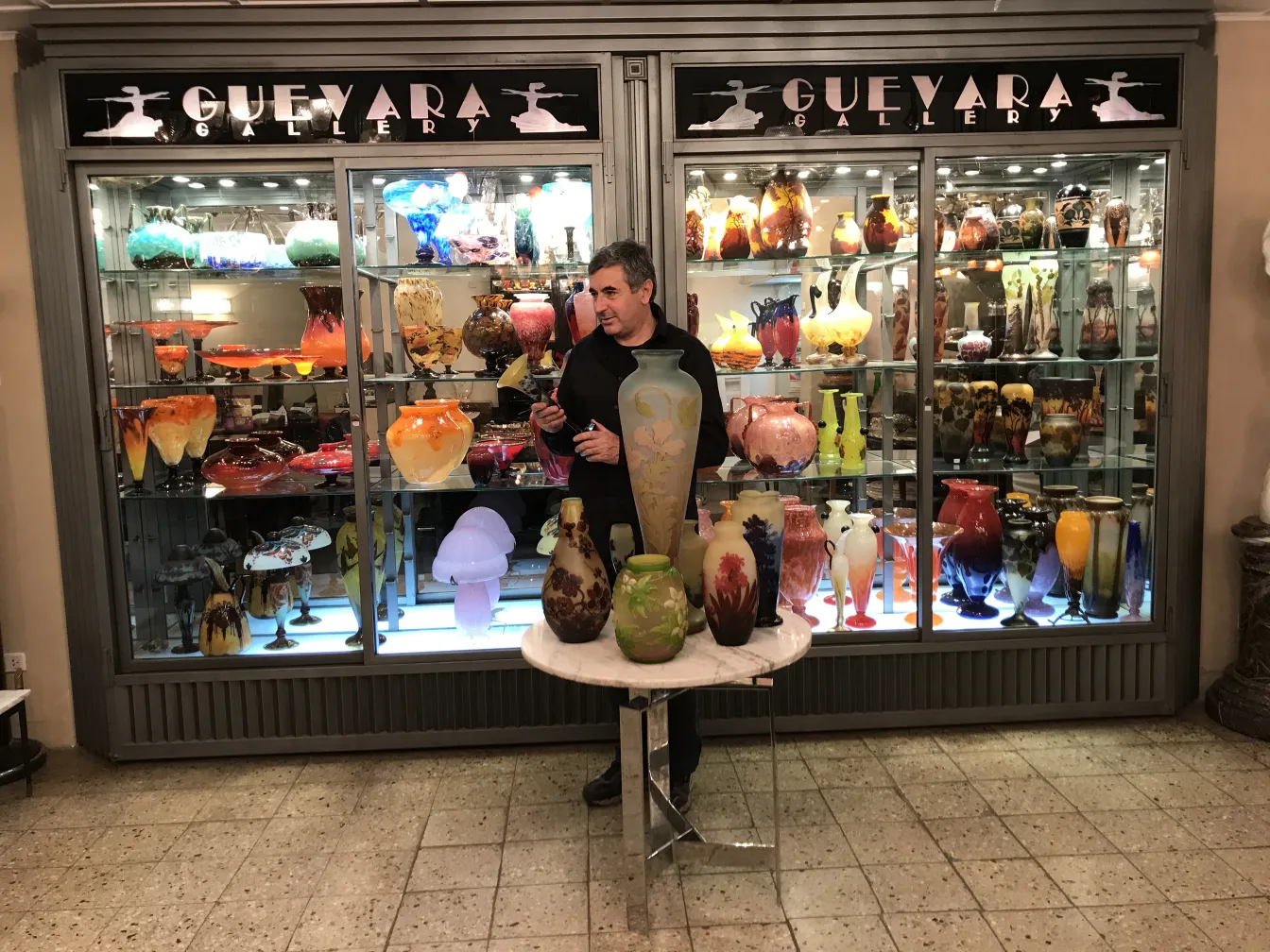 고대 서명된 유리잔 gallé, 다채로운 세부 사항과 다양한 형태로 갤러리에 전시되어 있습니다.