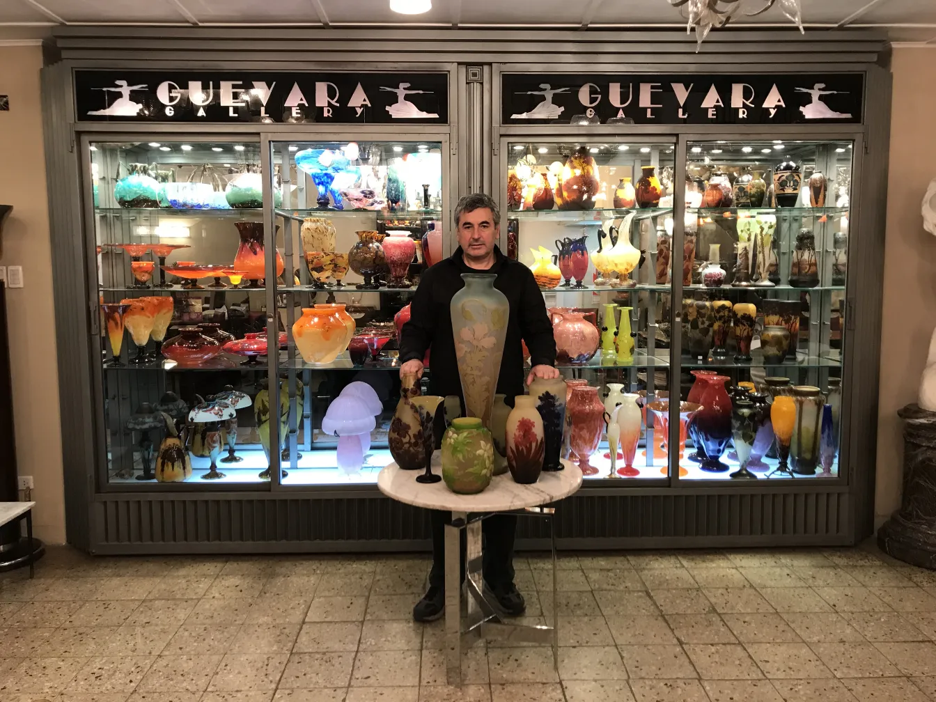 Collezione di antiquariato con vetro firmato Gallé in galleria