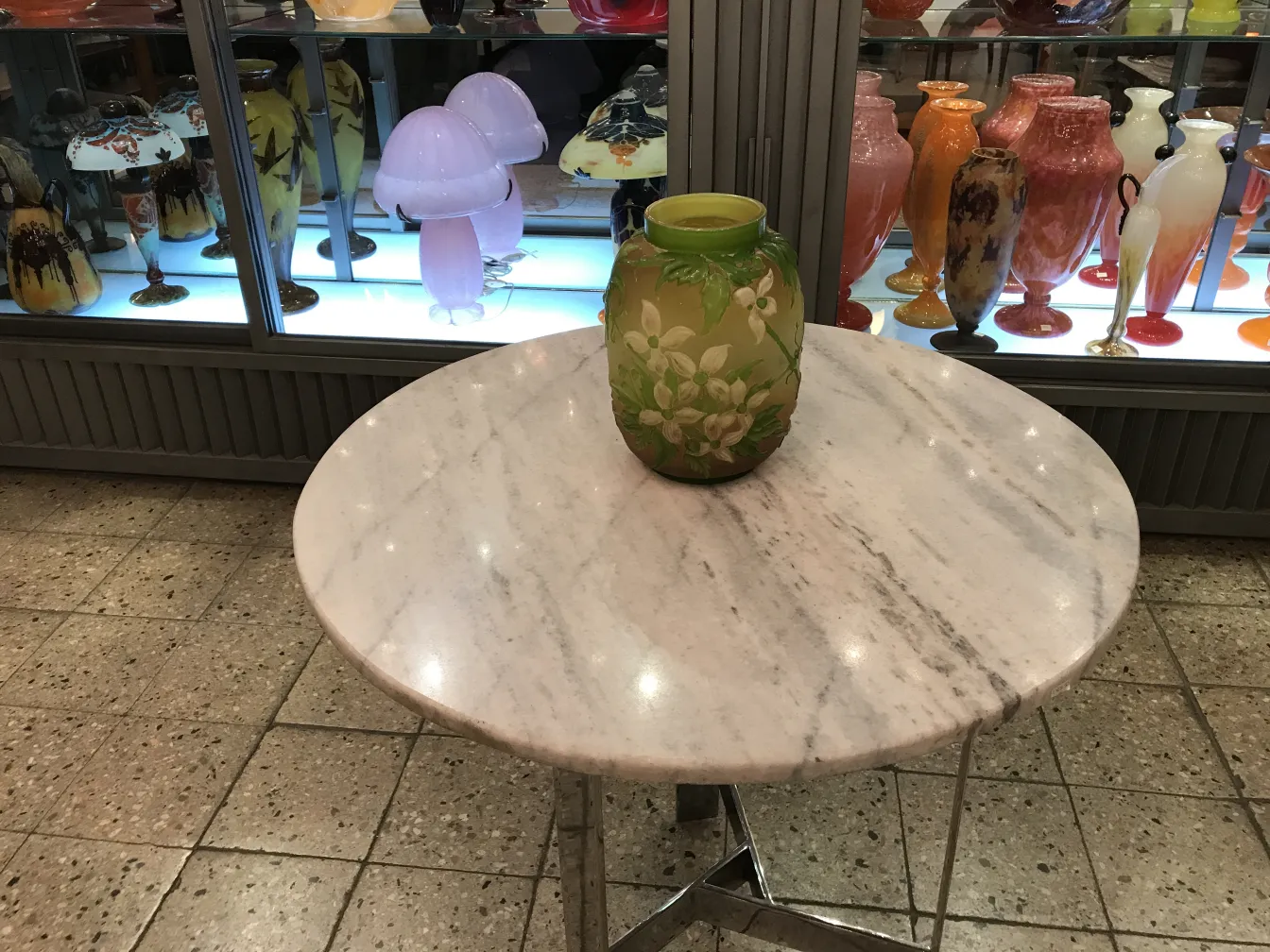 Antike Vase aus signiertem Gallé-Glas mit Blumen auf dem Tisch