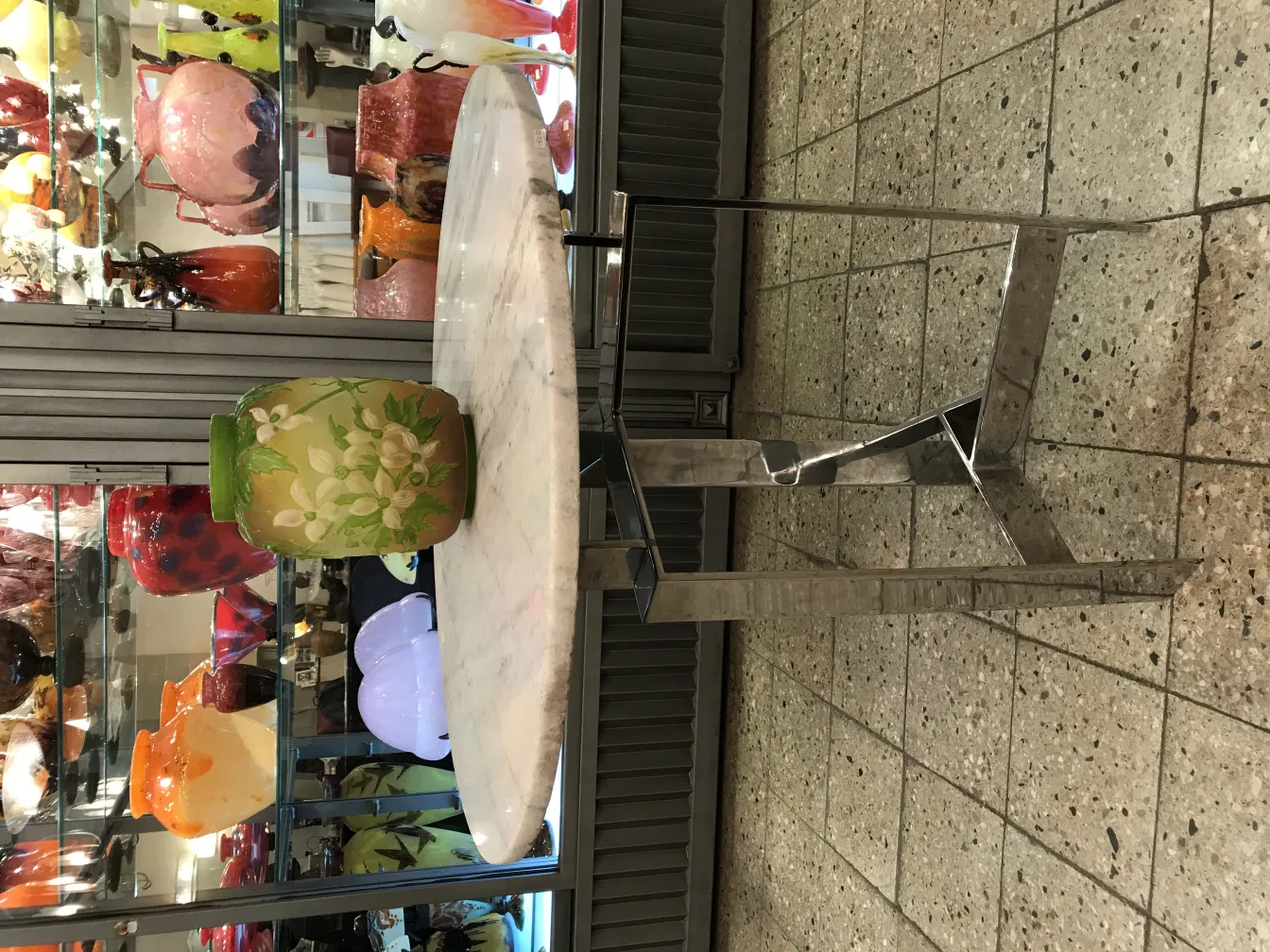 Antico vetro firmato Gallé decorativo con design floreale