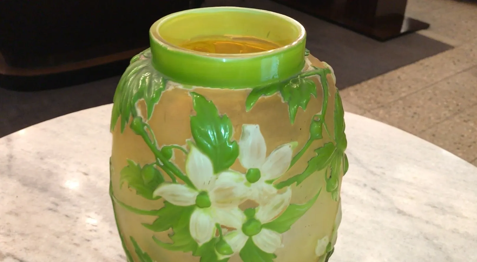 Signiertes Glas Gallé mit floralem Design in Grün und Weiß