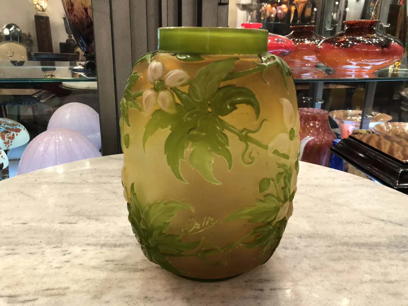 Vase en verre signé Gallé avec motif floral vert